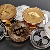 ビットコイン・イーサリアムなど複数の暗号通貨コインのイメージ