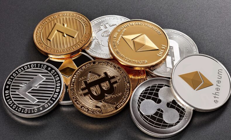 ビットコイン・イーサリアムなど複数の暗号通貨コインのイメージ